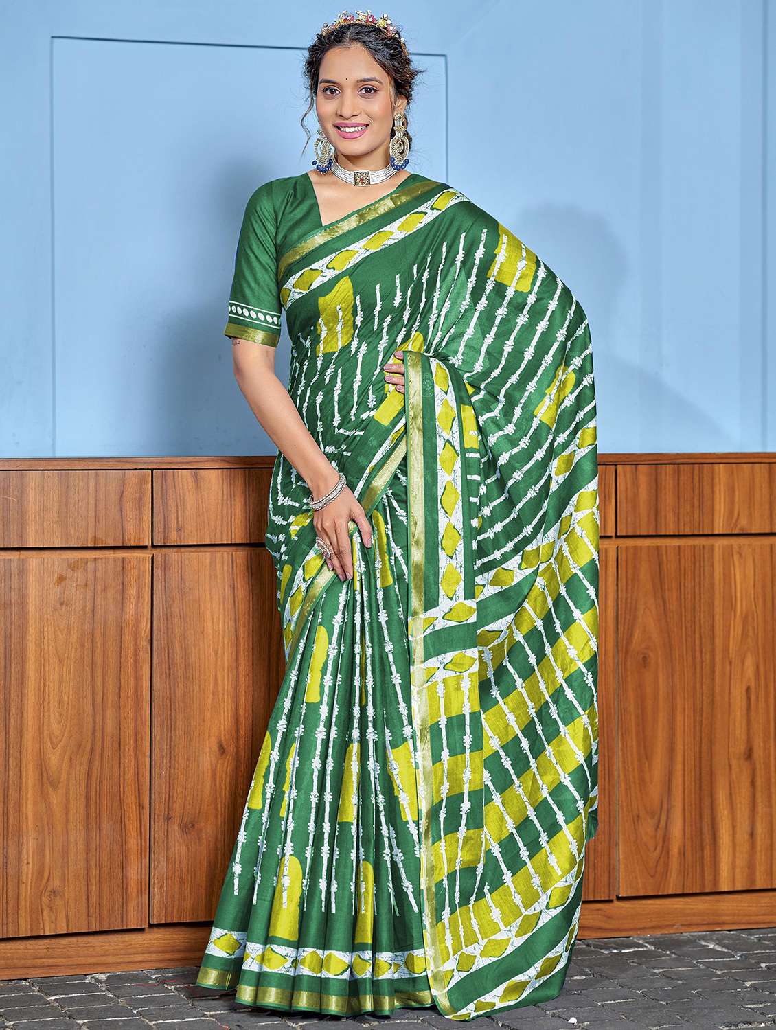 women printed casual wear saree with blouse - 21962381 -  Zoom Image - 0