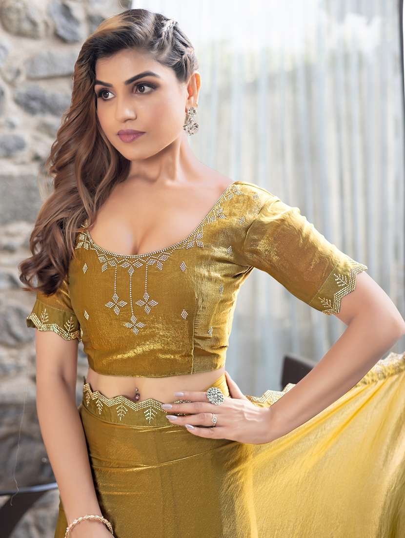 women solid with embellished bordered saree with blouse - 21962566 - Standard Image - 5