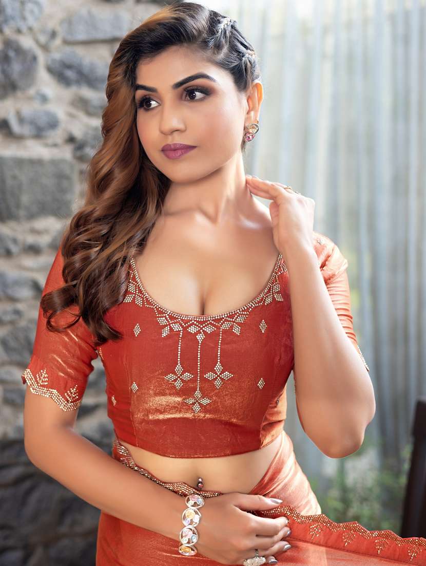women solid with embellished bordered saree with blouse - 21962567 - Standard Image - 5