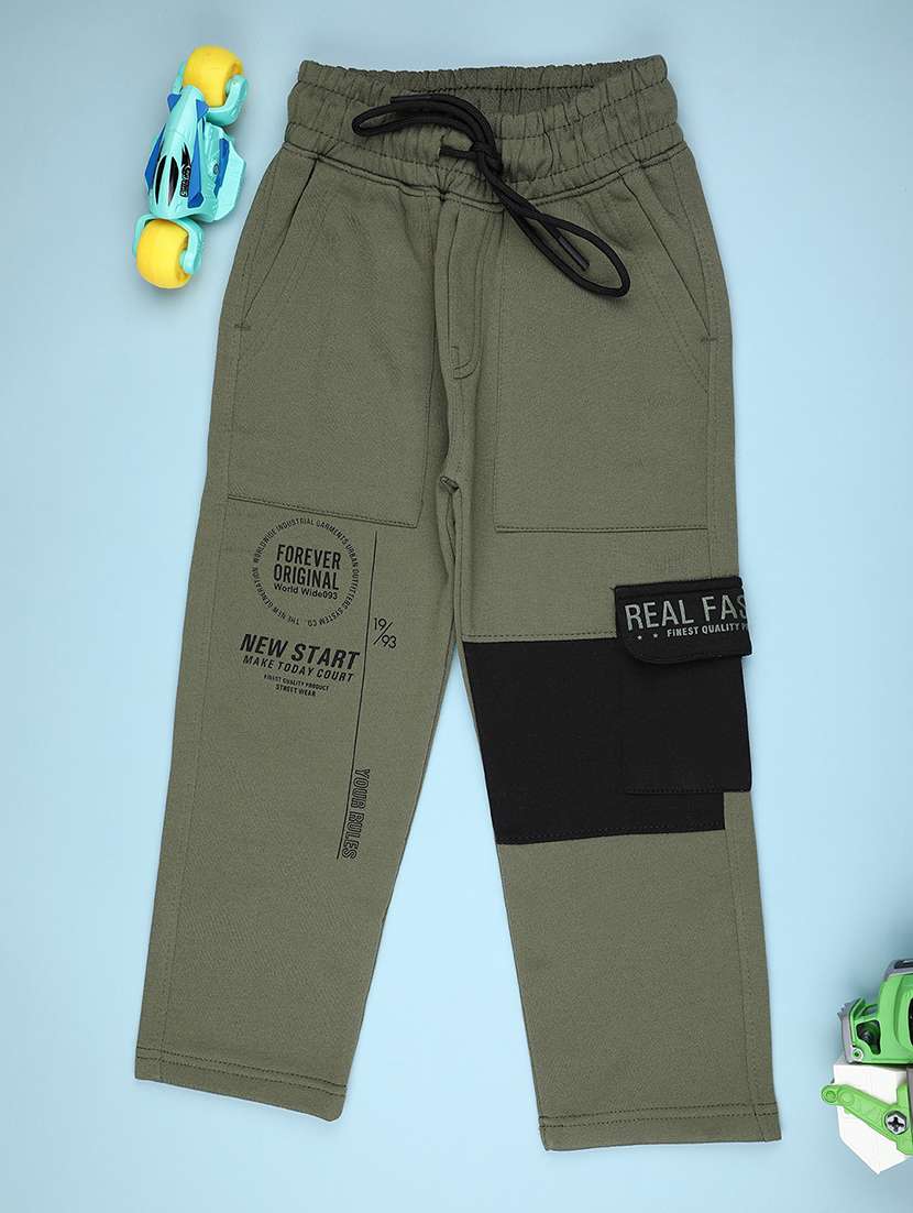 boys solid mid rise track pant