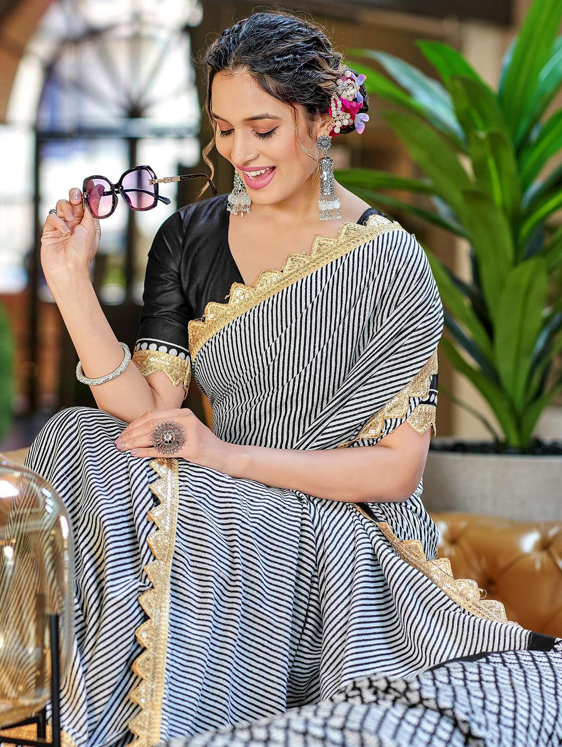 women striped printed saree with blouse - 21962973 - Standard Image - 3