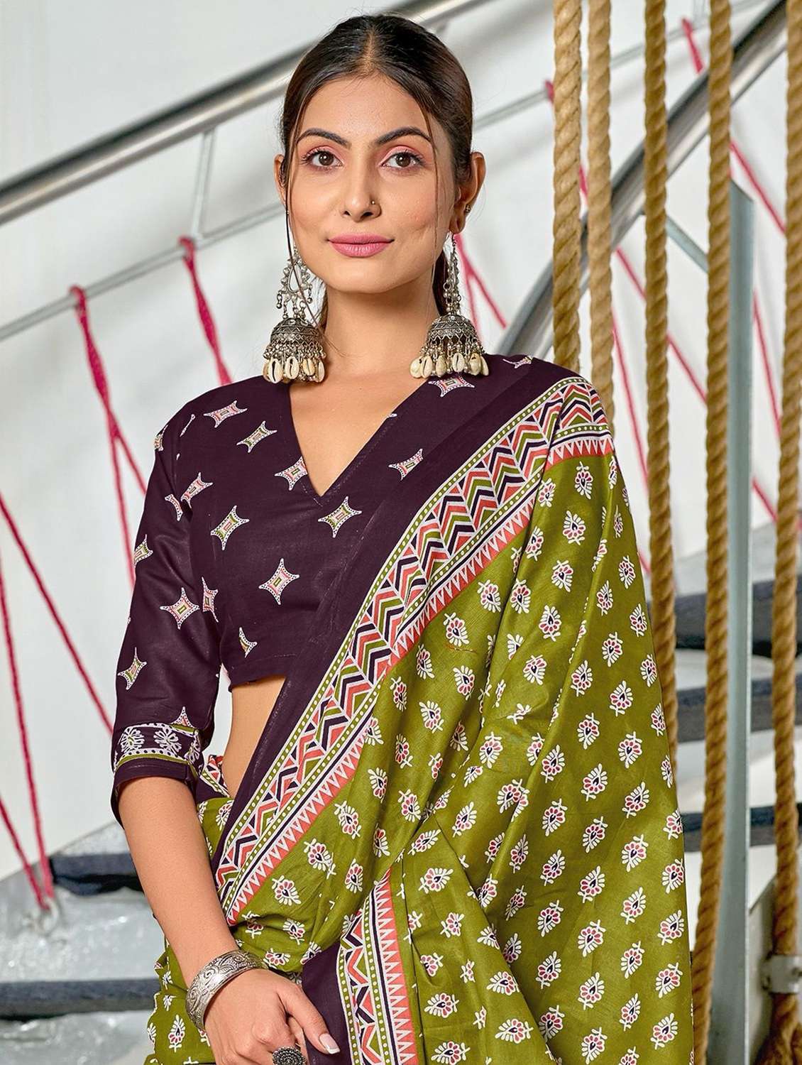 women printed casual wear saree with blouse - 21962977 - Standard Image - 3