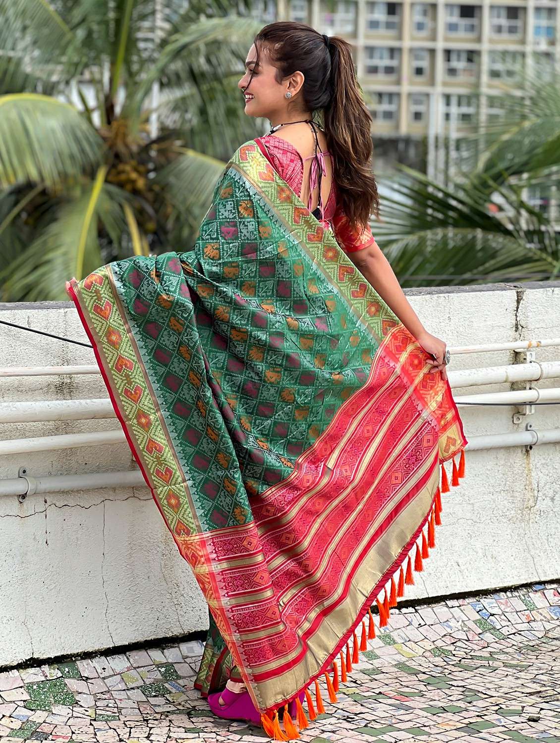 women self design patola saree with blouse - 21964303 -  Standard Image - 3