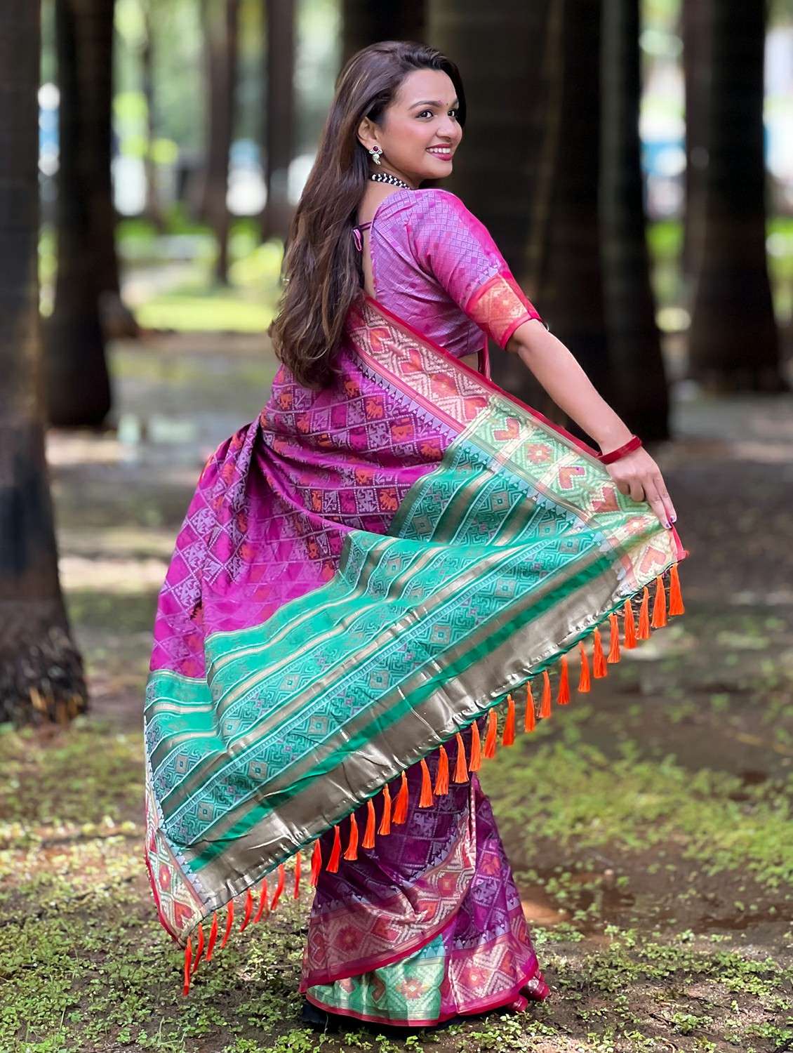 women self design patola saree with blouse - 21964304 - Standard Image - 3