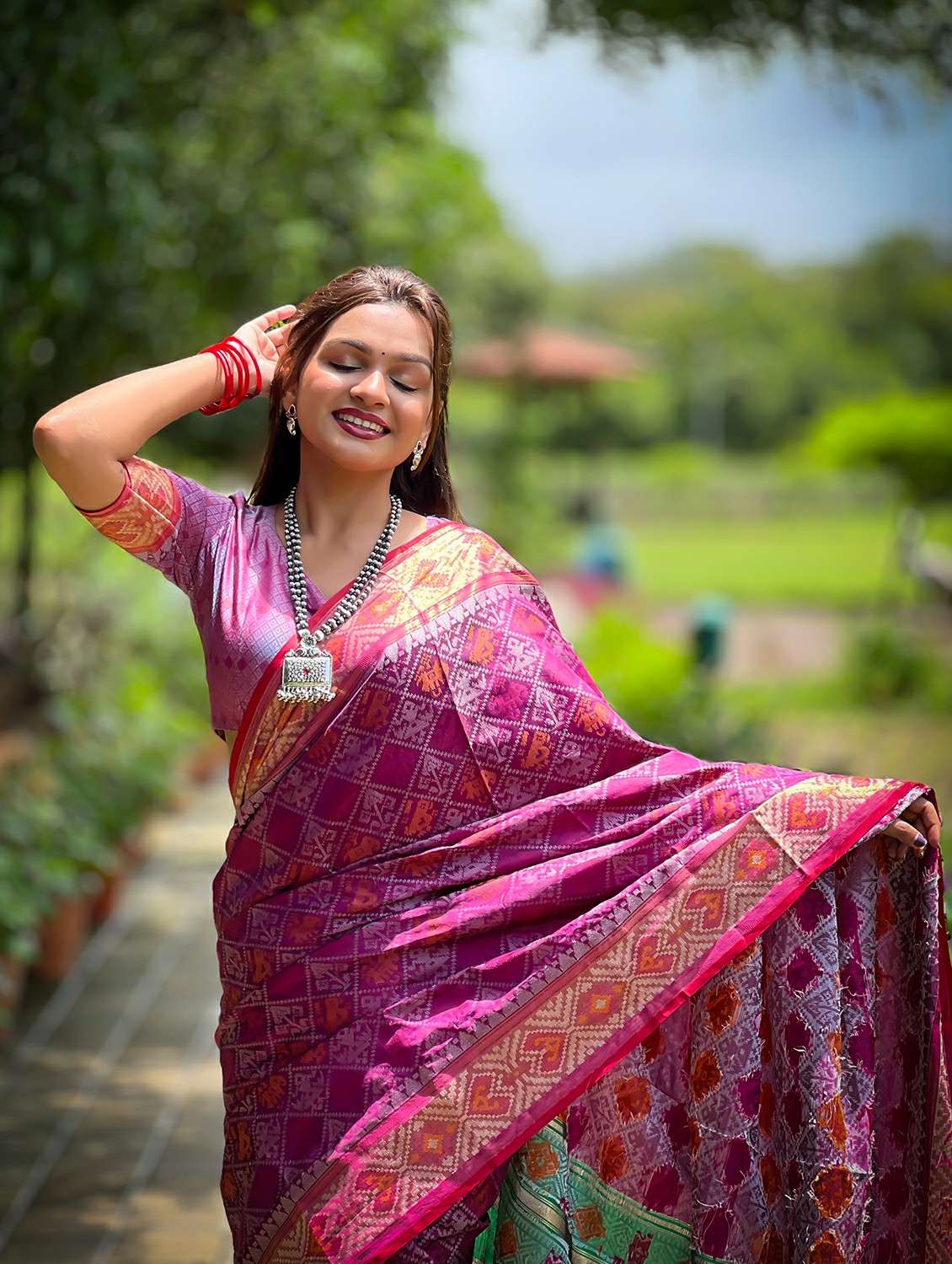 women self design patola saree with blouse - 21964304 - Standard Image - 5