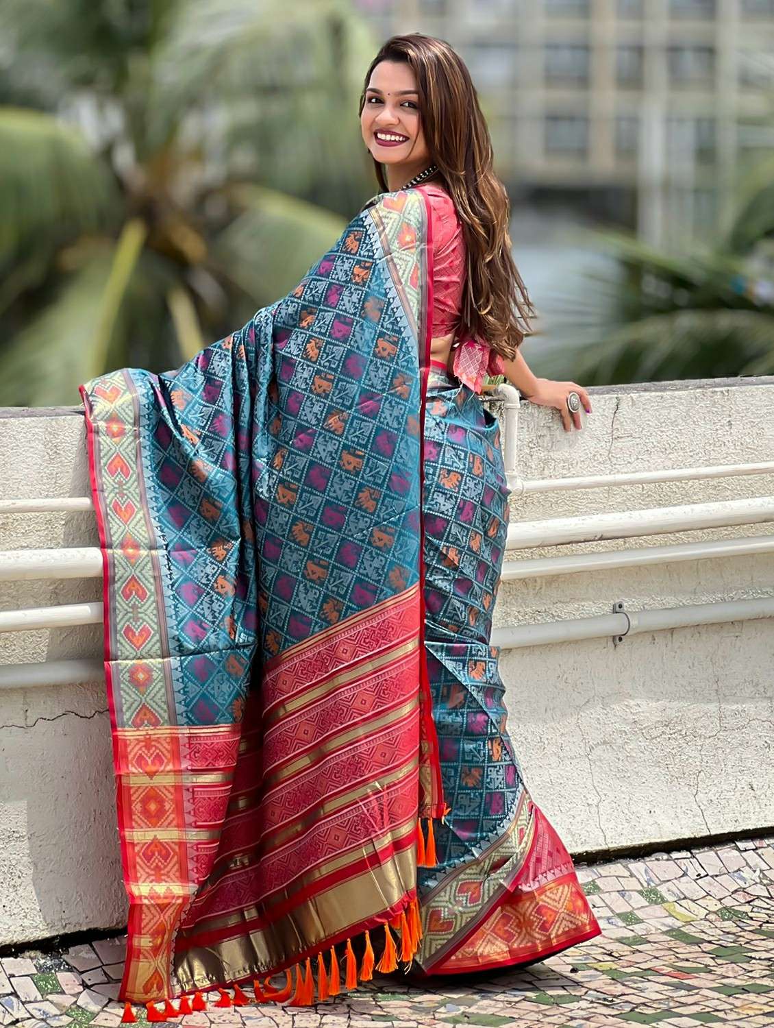 women self design patola saree with blouse - 21964307 -  Standard Image - 3