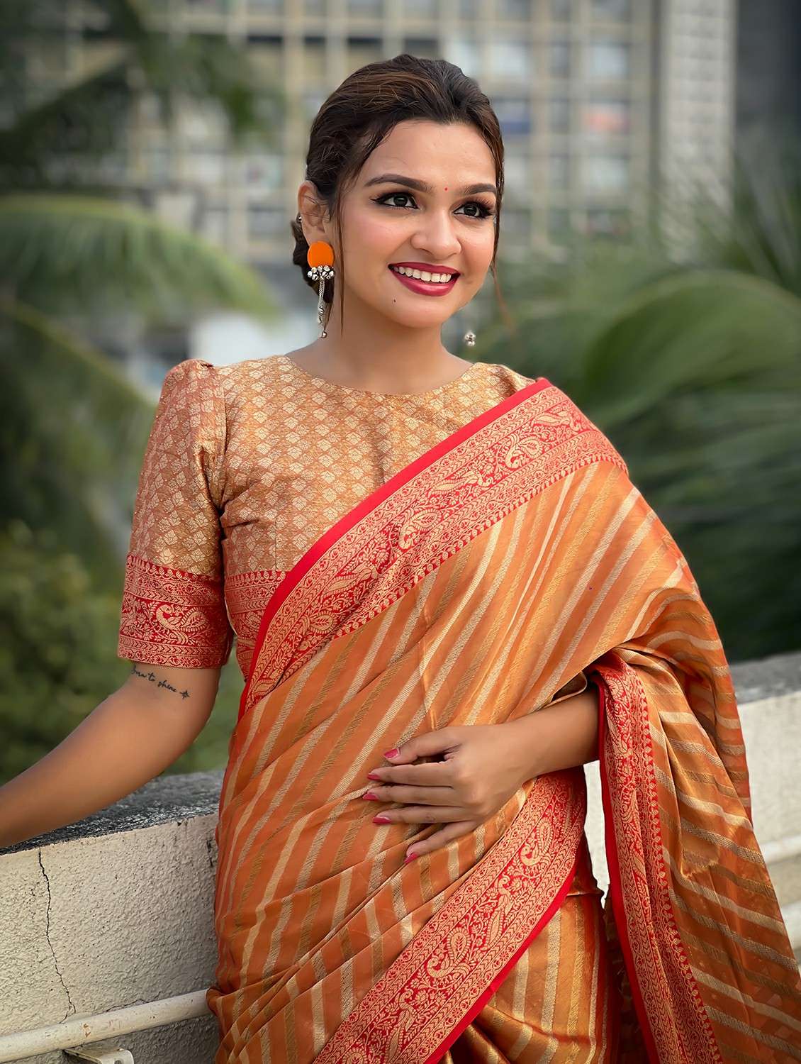 women self design banarasi saree with blouse - 21965075 - Standard Image - 3