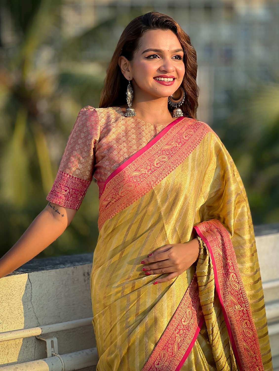 women self design banarasi saree with blouse - 21965076 - Standard Image - 3