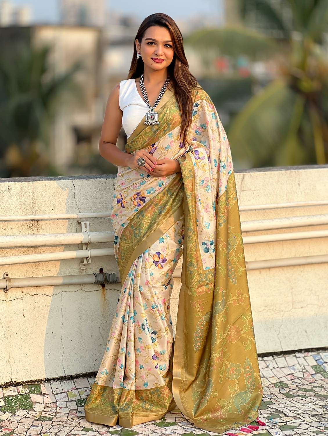 women floral printed bordered saree with blouse