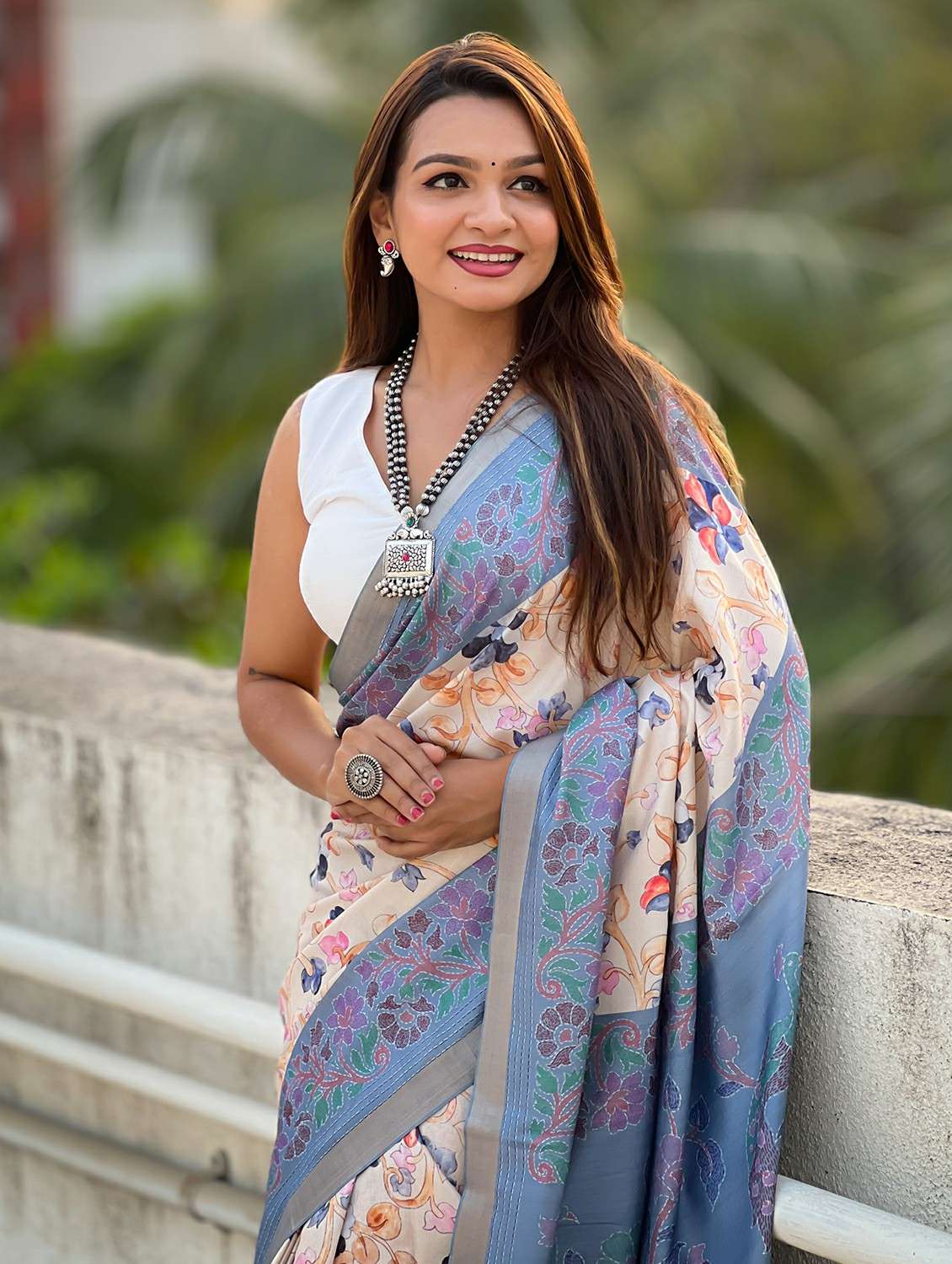 women floral printed bordered saree with blouse - 21965095 -  Standard Image - 3