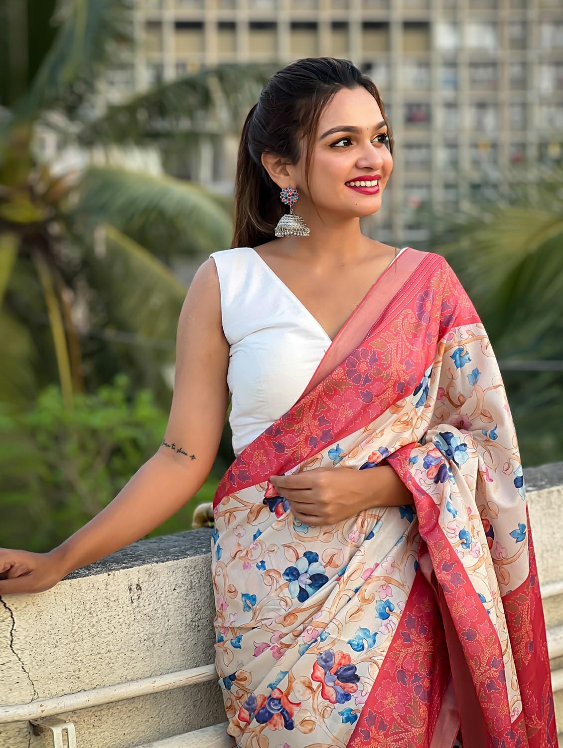 women floral printed bordered saree with blouse - 21965097 - Standard Image - 3