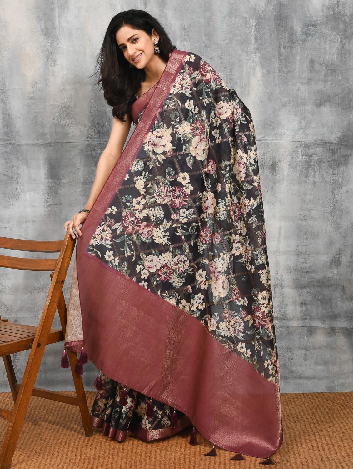women floral printed bordered saree with blouse - 21965599 - Standard Image - 3
