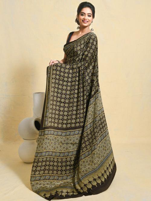 women printed casual wear saree with blouse - 21965617 - Standard Image - 0