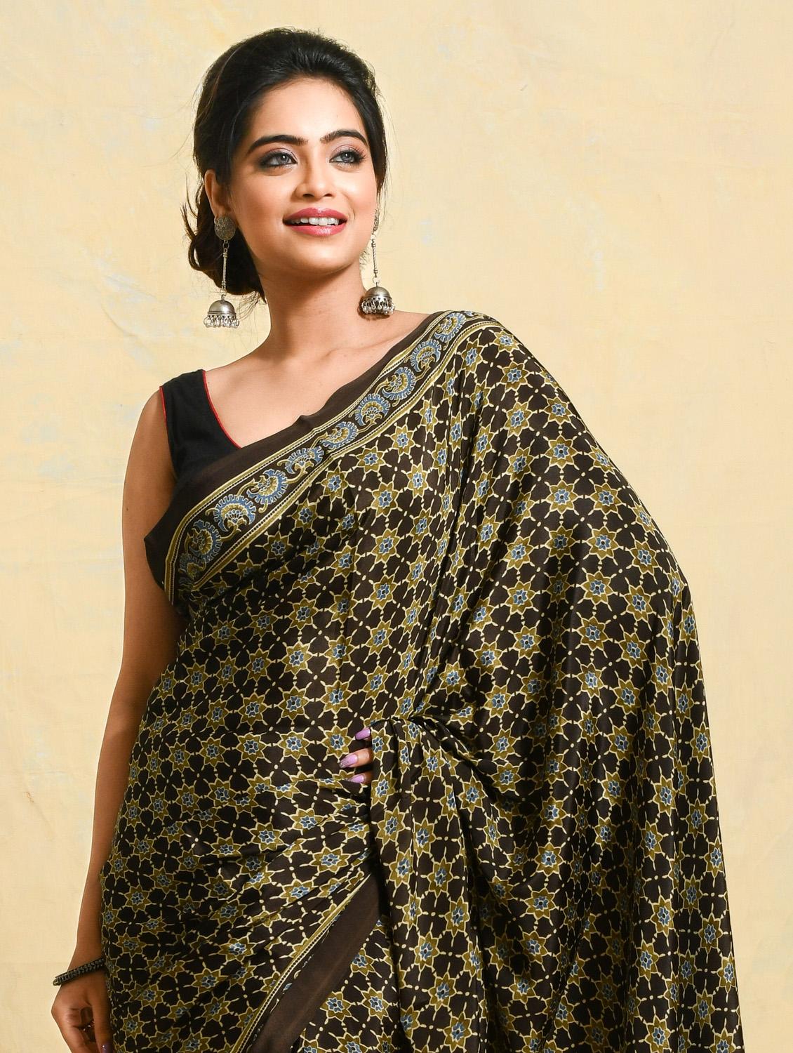 women printed casual wear saree with blouse - 21965617 - Standard Image - 3