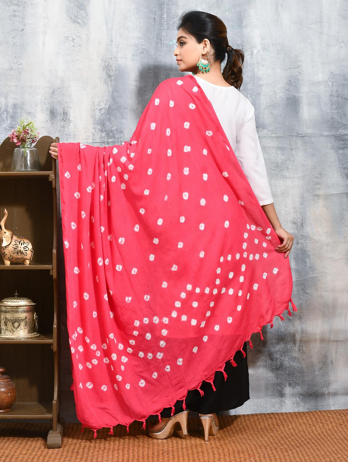 women pink bandhani printed dupatta - 21965741 - Standard Image - 3