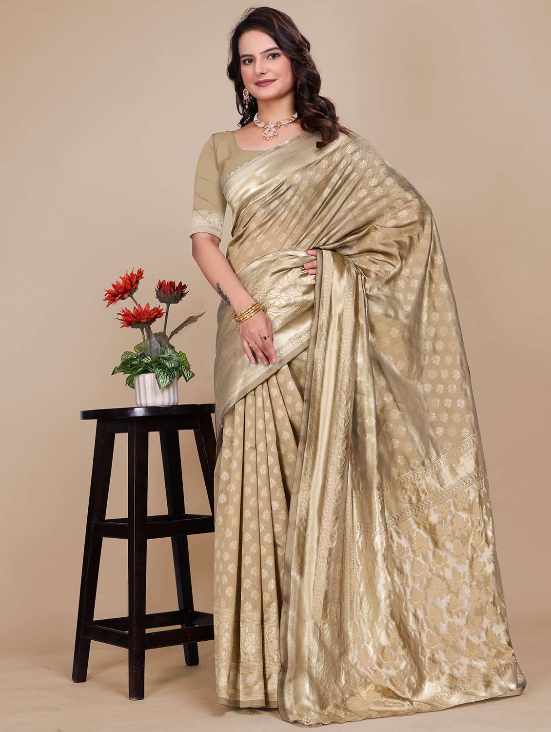 women self design banarasi saree with blouse - 21967227 - Zoom Image - 0