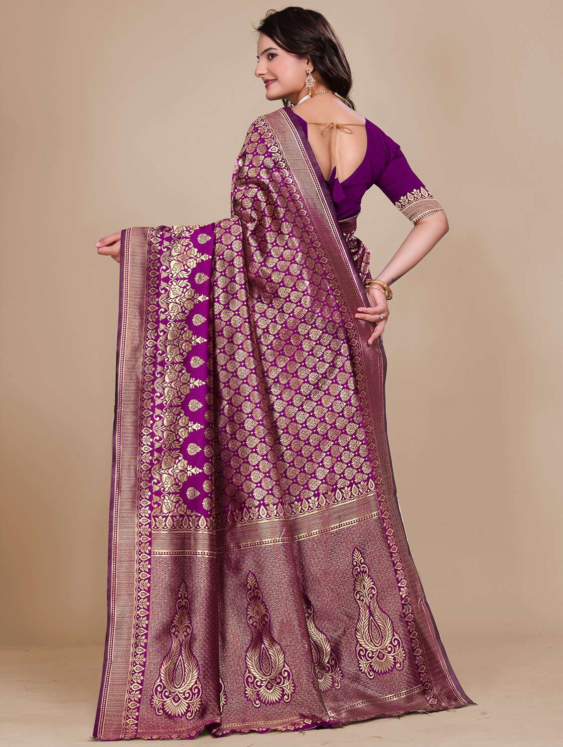 women self design banarasi saree with blouse - 21967228 - Standard Image - 3