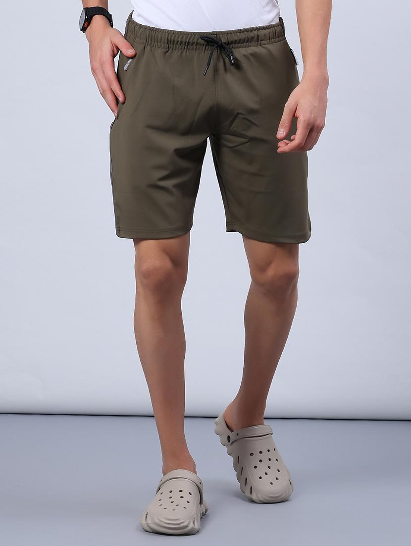 men solid mid rise sport shorts