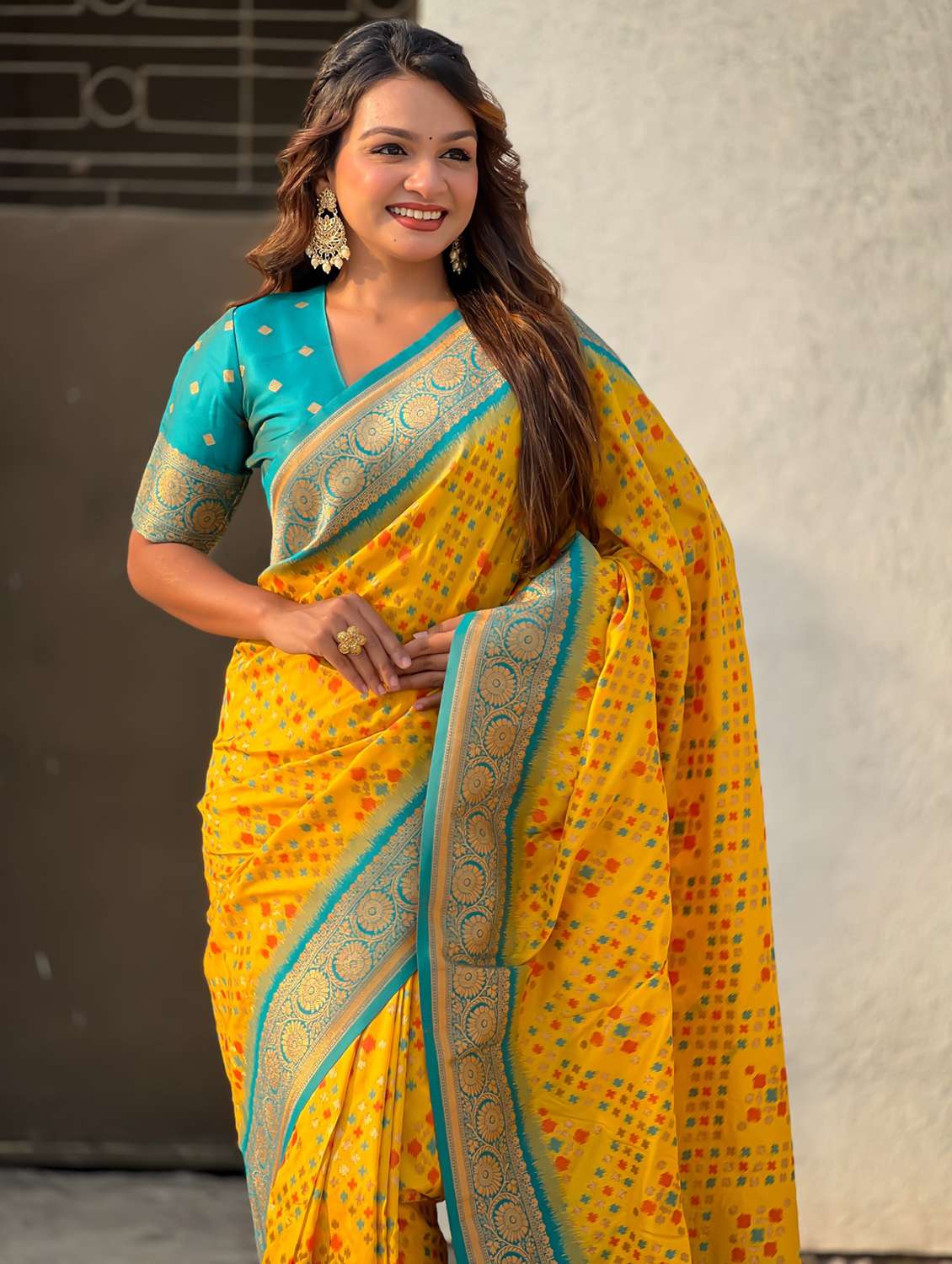 women self design patola saree with blouse - 21968790 -  Standard Image - 3