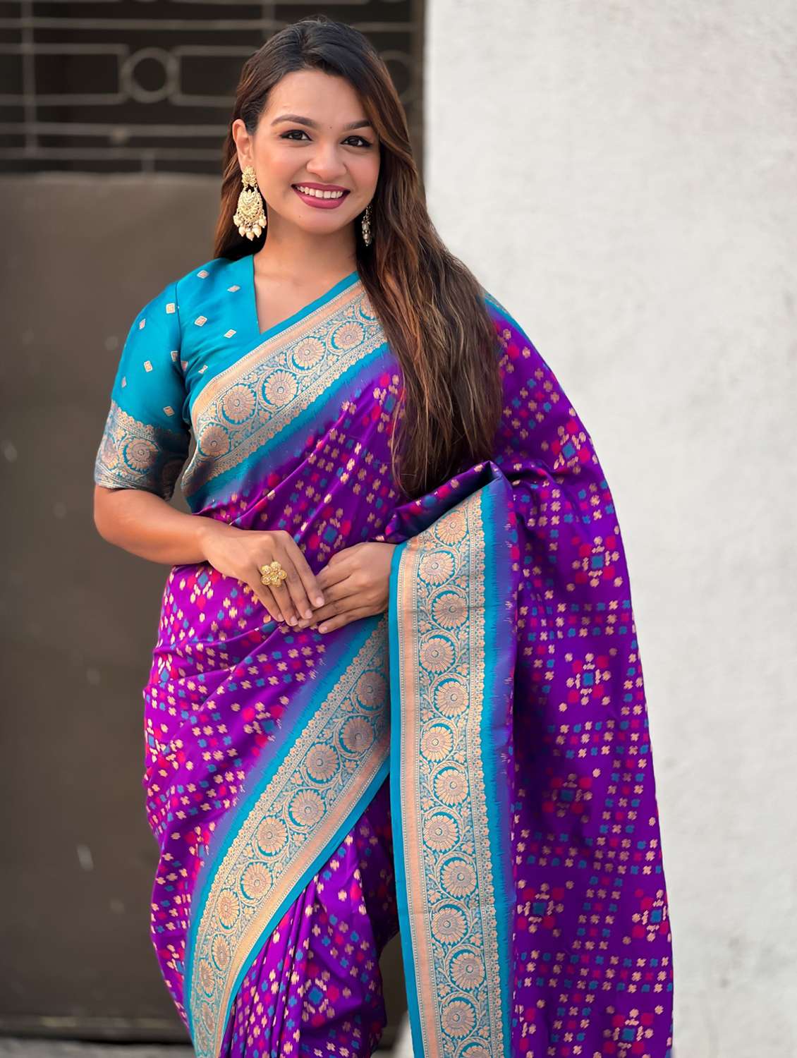 women self design patola saree with blouse - 21968791 -  Standard Image - 3