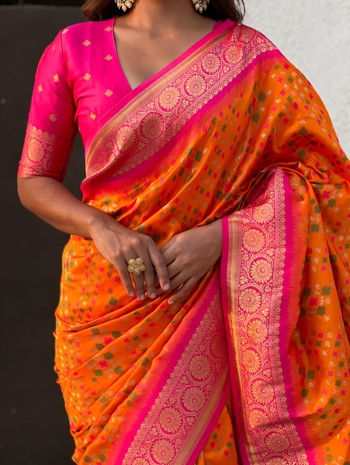 women self design patola saree with blouse - 21968792 - Standard Image - 3