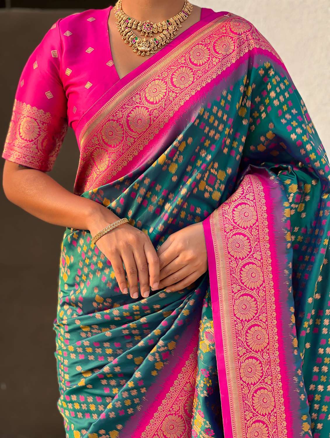 women self design patola saree with blouse - 21968794 -  Standard Image - 3