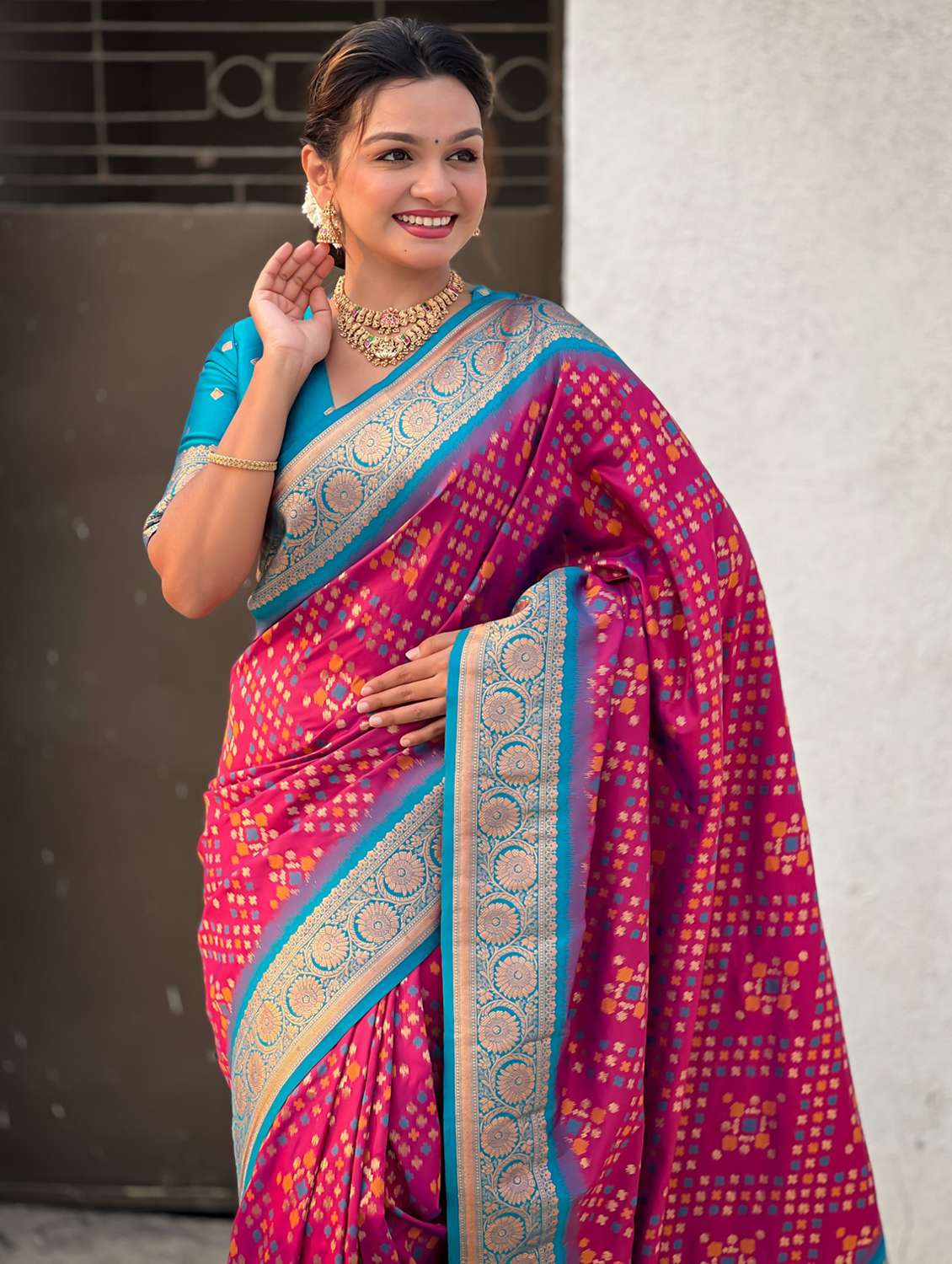 women self design patola saree with blouse - 21968795 -  Standard Image - 3