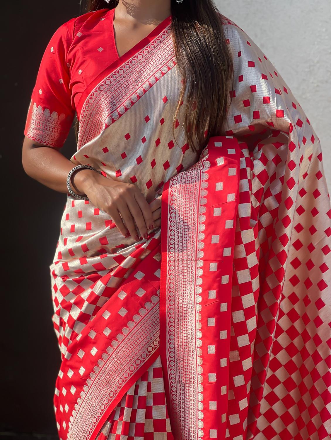 women self design banarasi saree with blouse - 21968805 - Standard Image - 3