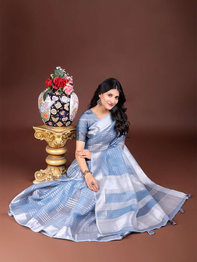 women self design bordered saree with blouse - 21969108 - Standard Image - 3