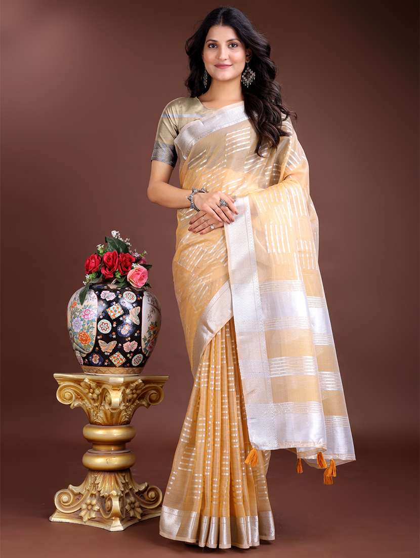 women self design bordered saree with blouse
