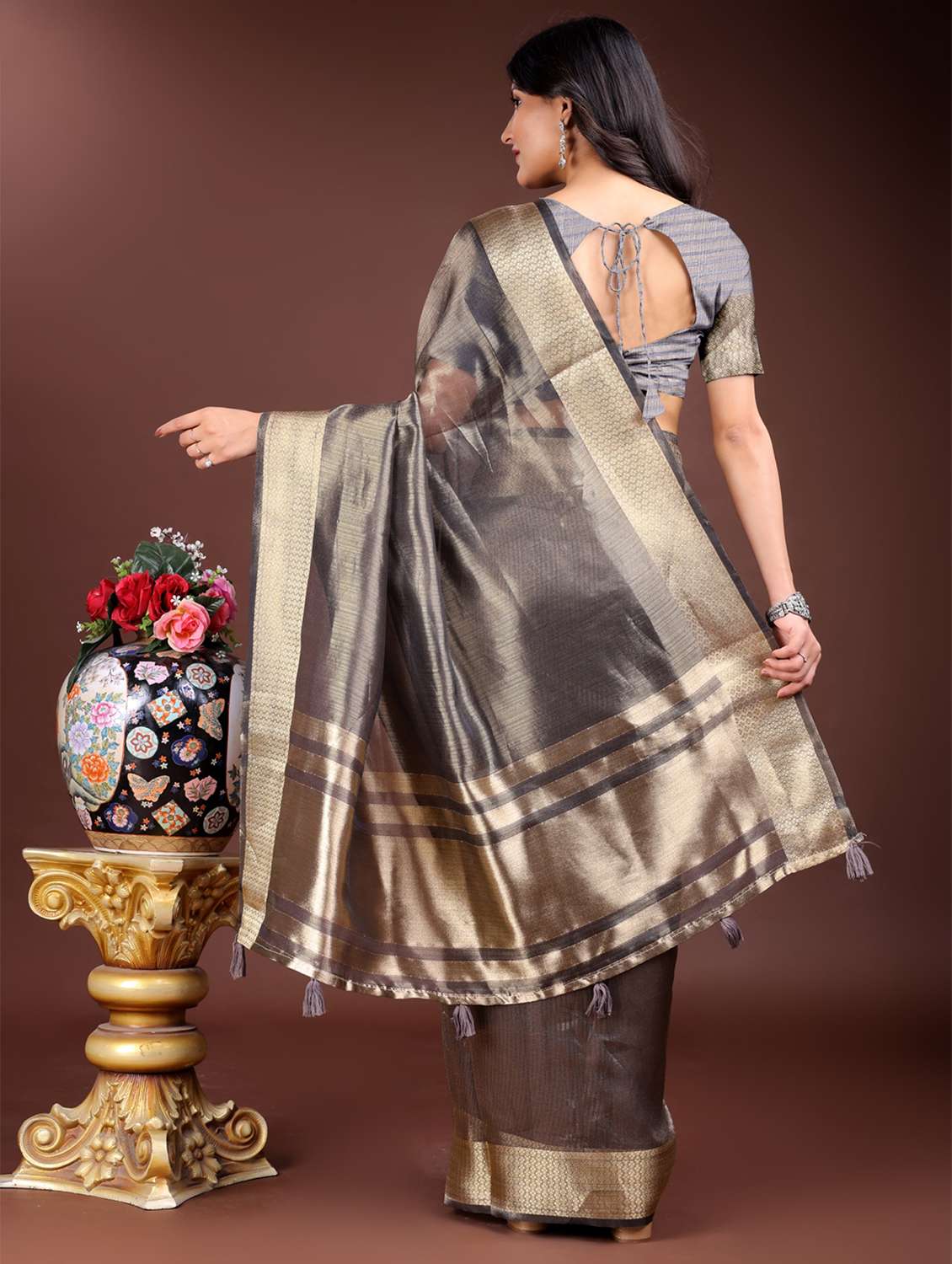 women solid with bordered saree with blouse - 21969149 -  Standard Image - 3