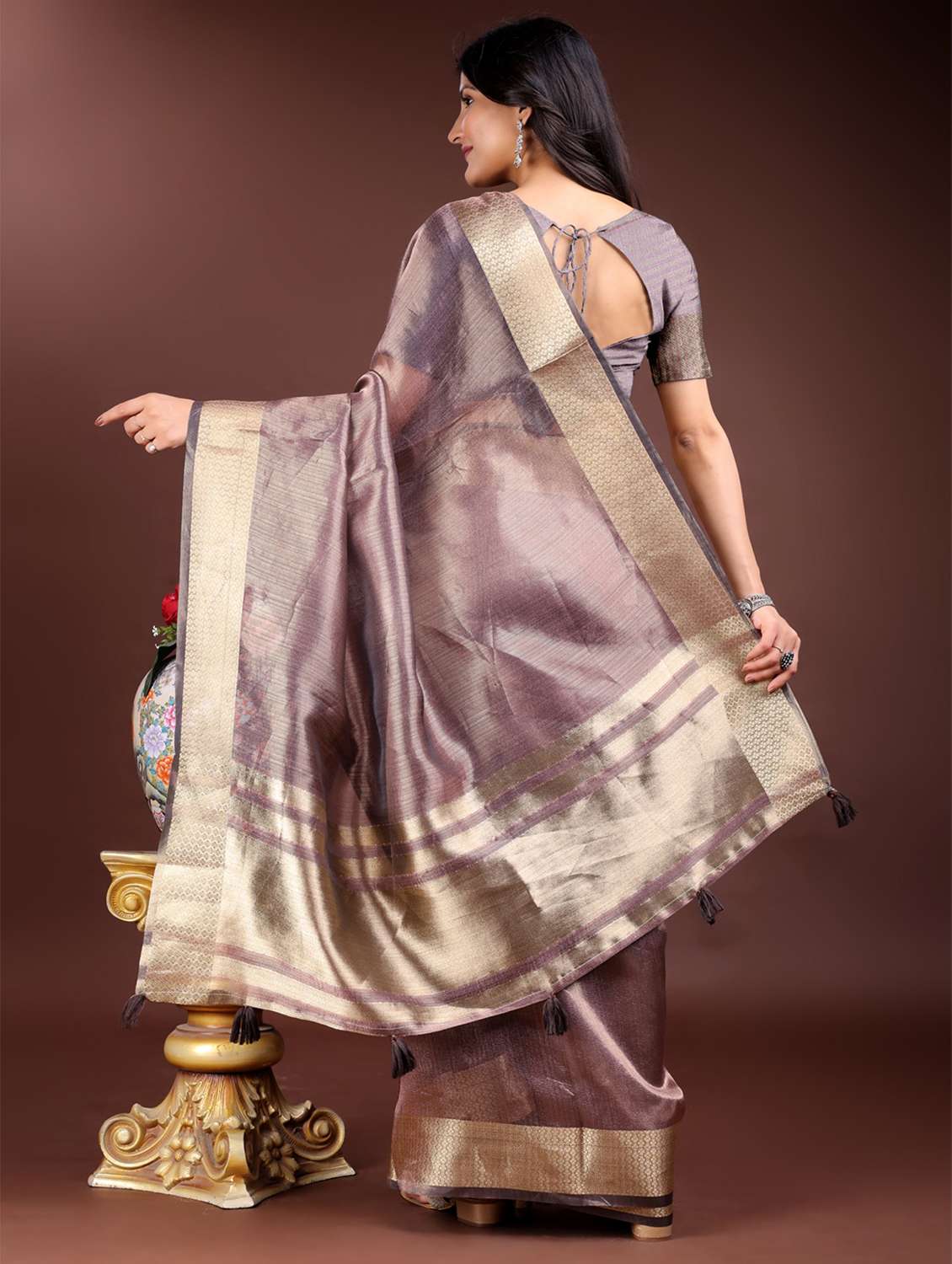 women solid with bordered saree with blouse - 21969153 - Standard Image - 3