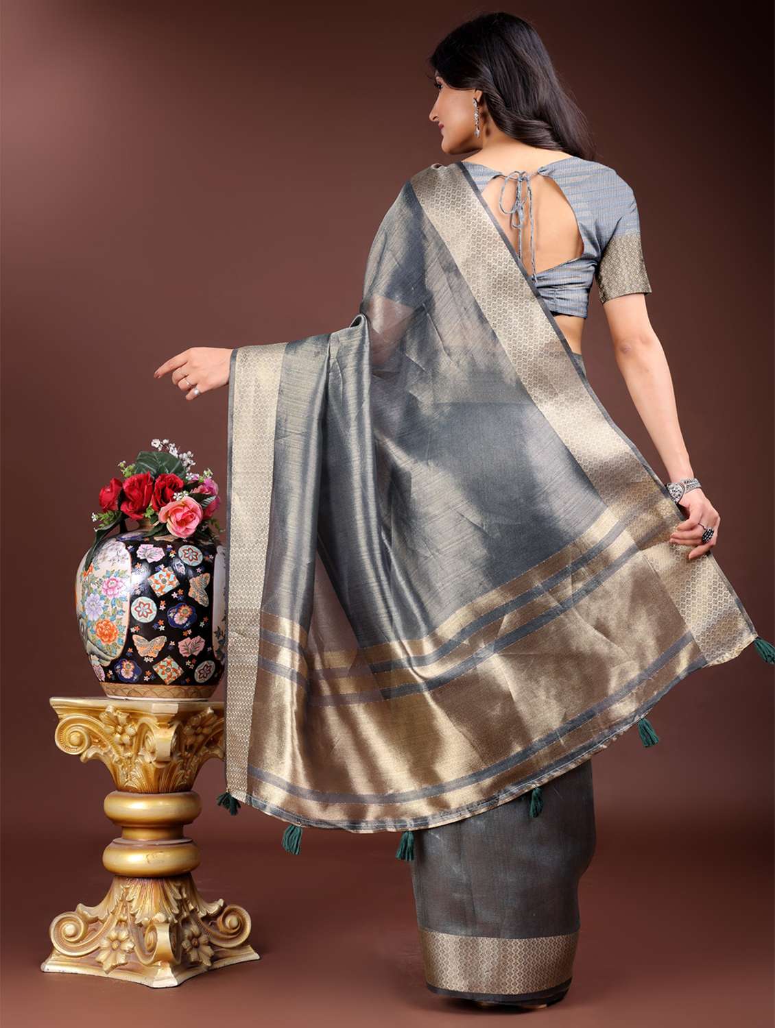 women solid with bordered saree with blouse - 21969154 -  Standard Image - 3