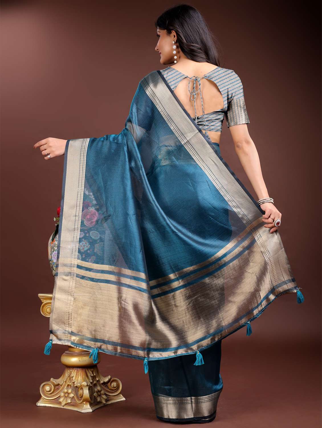 women solid with bordered saree with blouse - 21969161 - Standard Image - 3