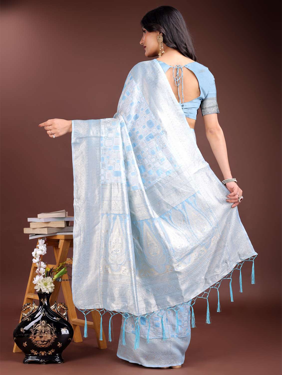 women self design banarasi saree with blouse - 21969187 - Standard Image - 3