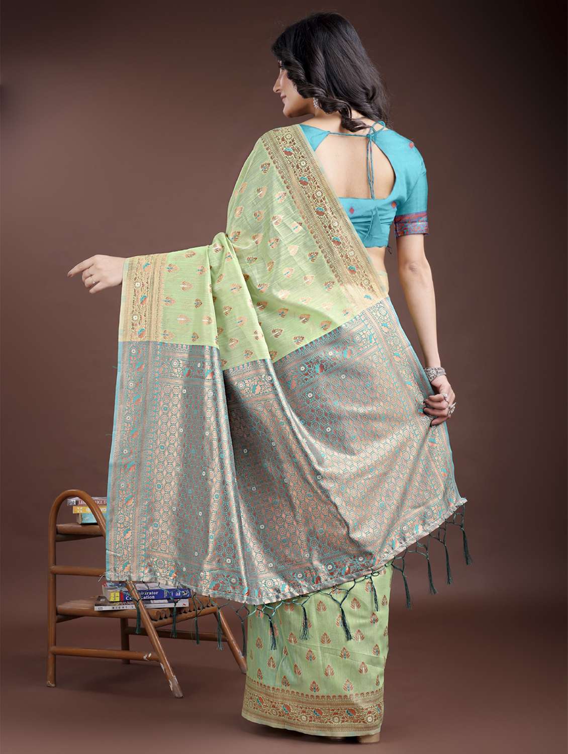 women self design bordered saree with blouse - 21969196 - Standard Image - 3