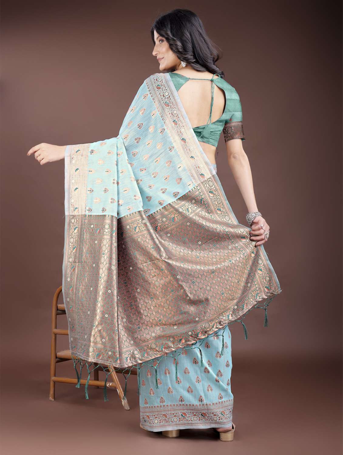 women self design bordered saree with blouse - 21969197 - Standard Image - 3