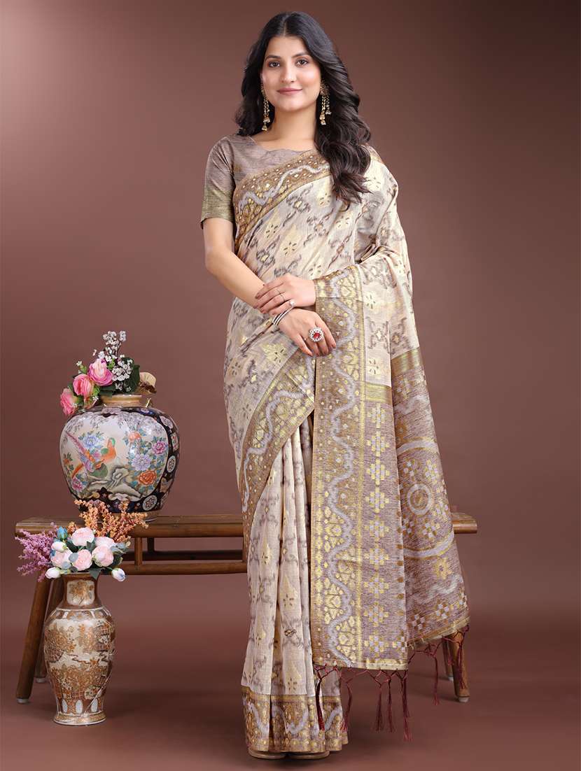 women self design bordered saree with blouse