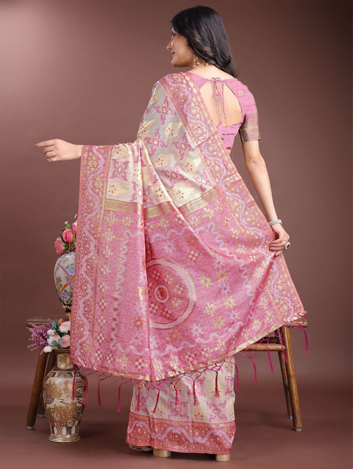 women self design bordered saree with blouse - 21969200 -  Standard Image - 3