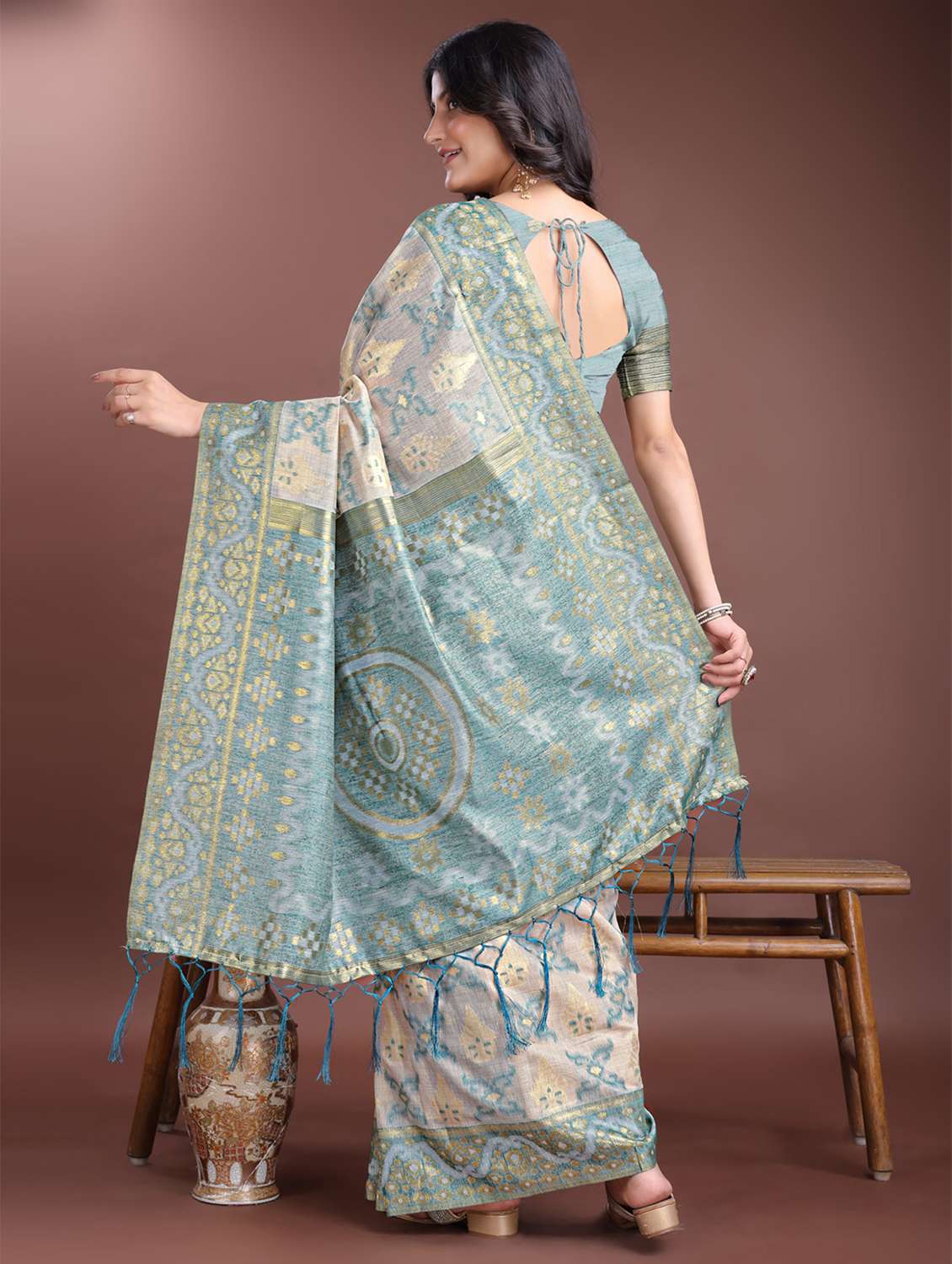 women self design bordered saree with blouse - 21969201 -  Standard Image - 3