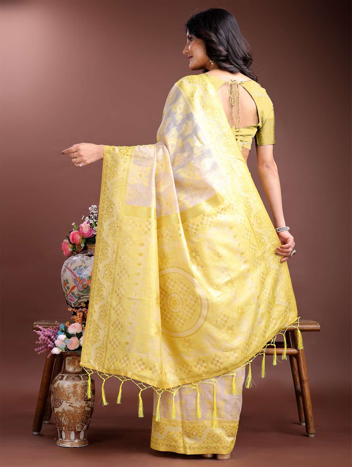 women self design bordered saree with blouse - 21969202 -  Standard Image - 3
