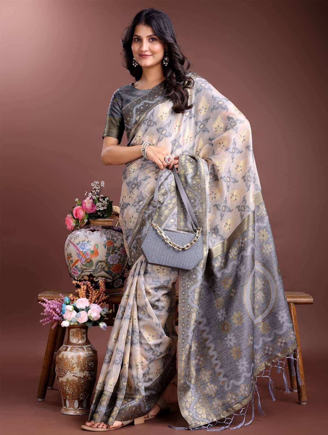 women self design bordered saree with blouse - 21969203 -  Standard Image - 3