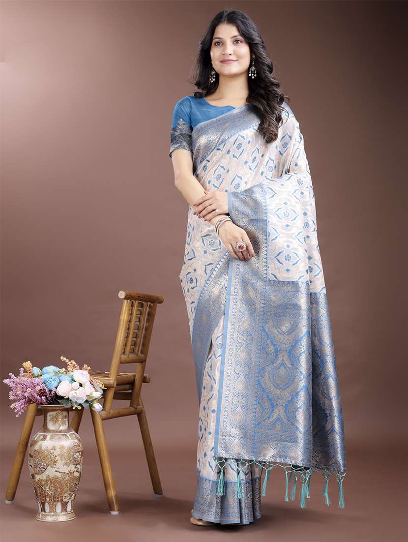 women self design bordered saree with blouse