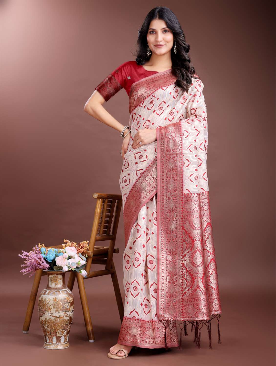 women self design bordered saree with blouse