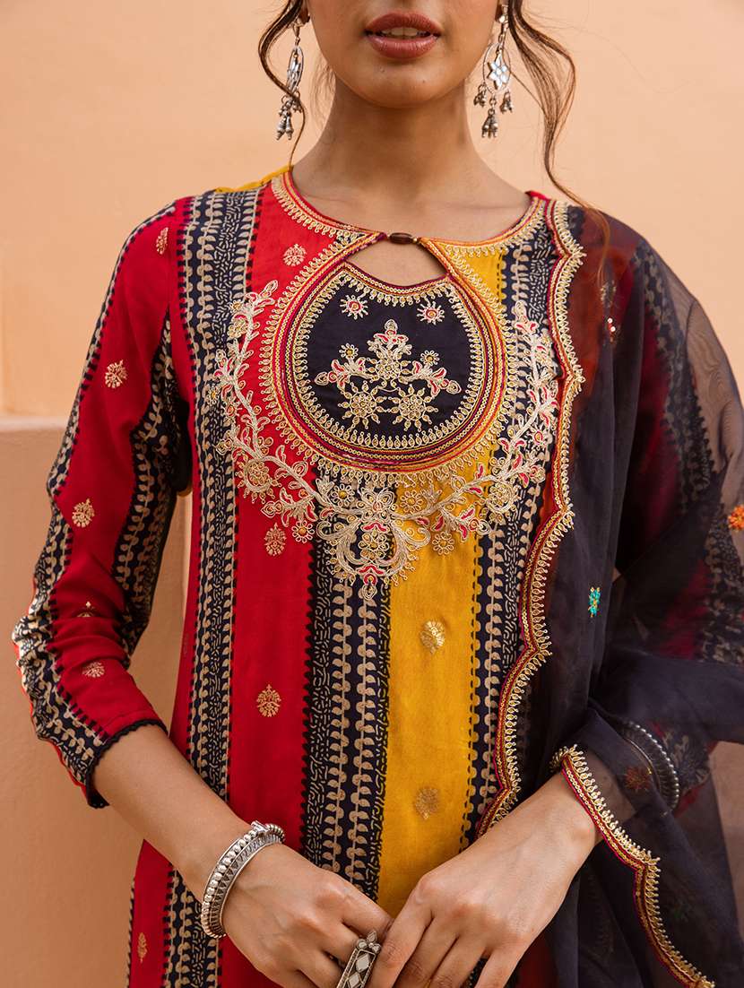 women three quarter sleeve kurta palazzo with dupatta set - 21969630 -  Standard Image - 3