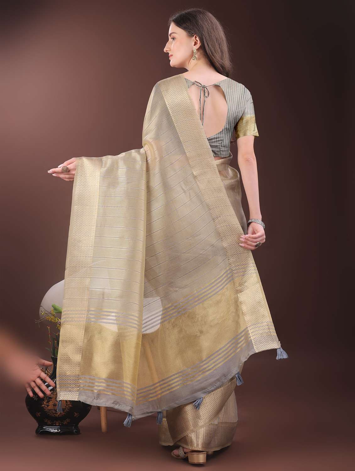 women striped bordered saree with blouse - 21969855 -  Standard Image - 3