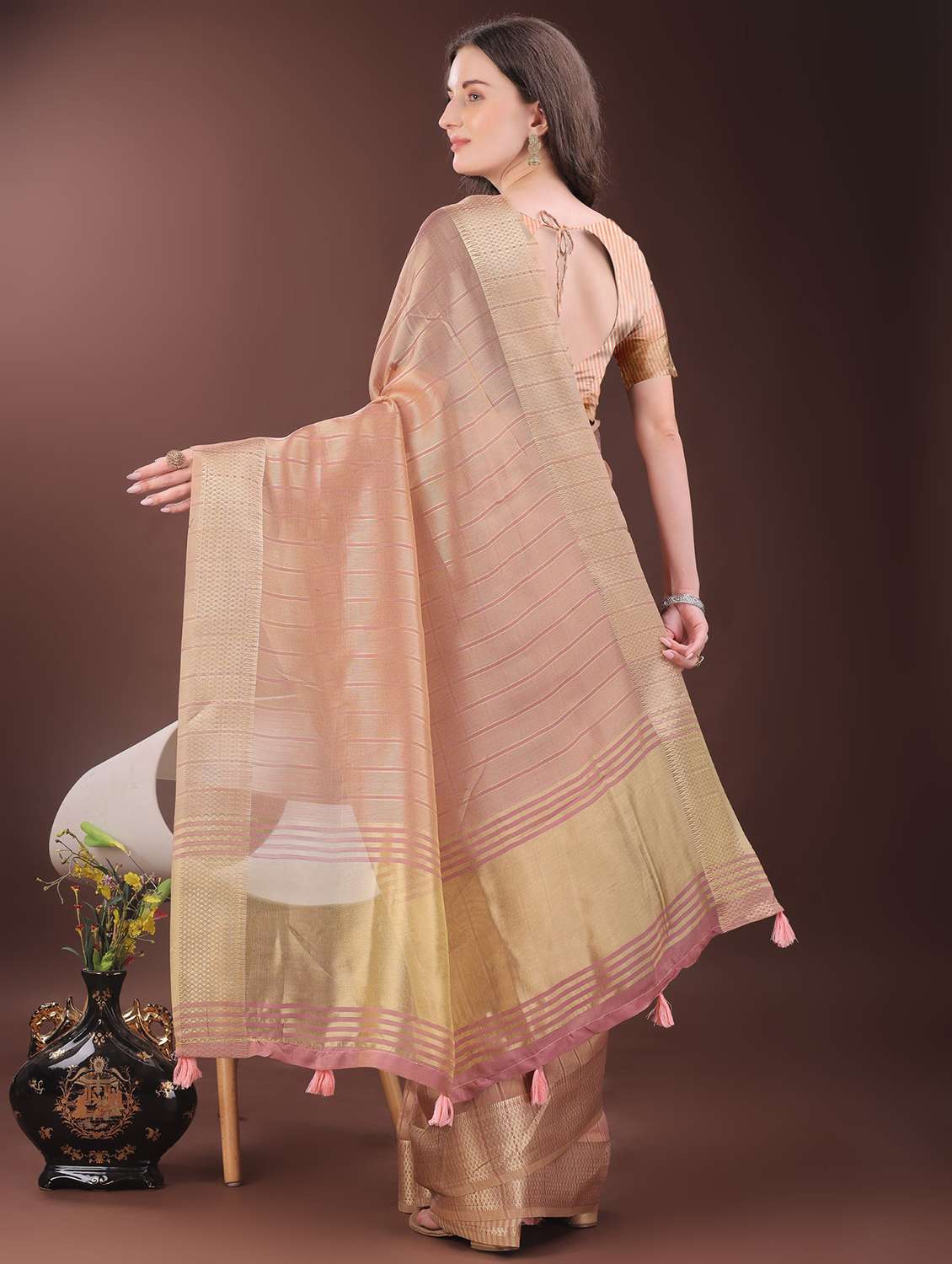 women striped bordered saree with blouse - 21969856 - Standard Image - 3