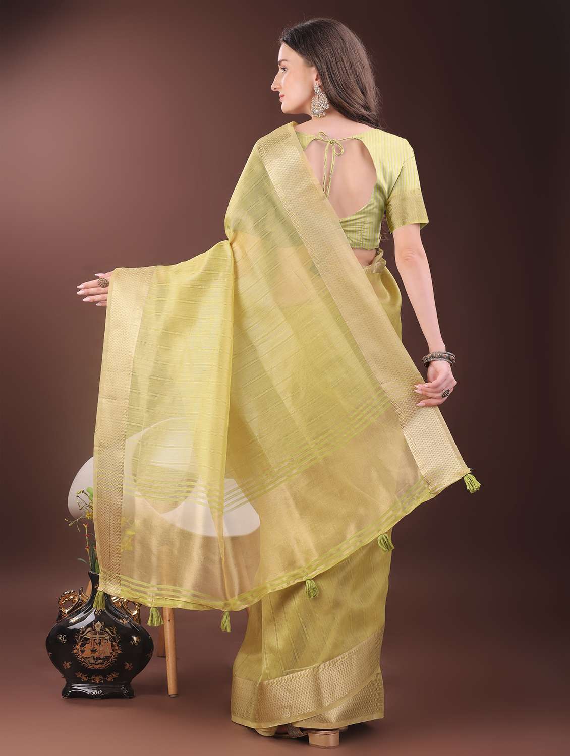 women striped bordered saree with blouse - 21969858 - Standard Image - 3