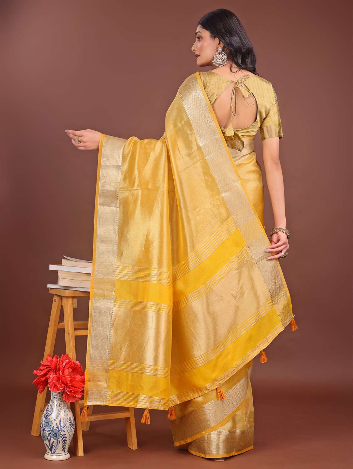 women solid with bordered saree with blouse - 21969862 -  Standard Image - 3