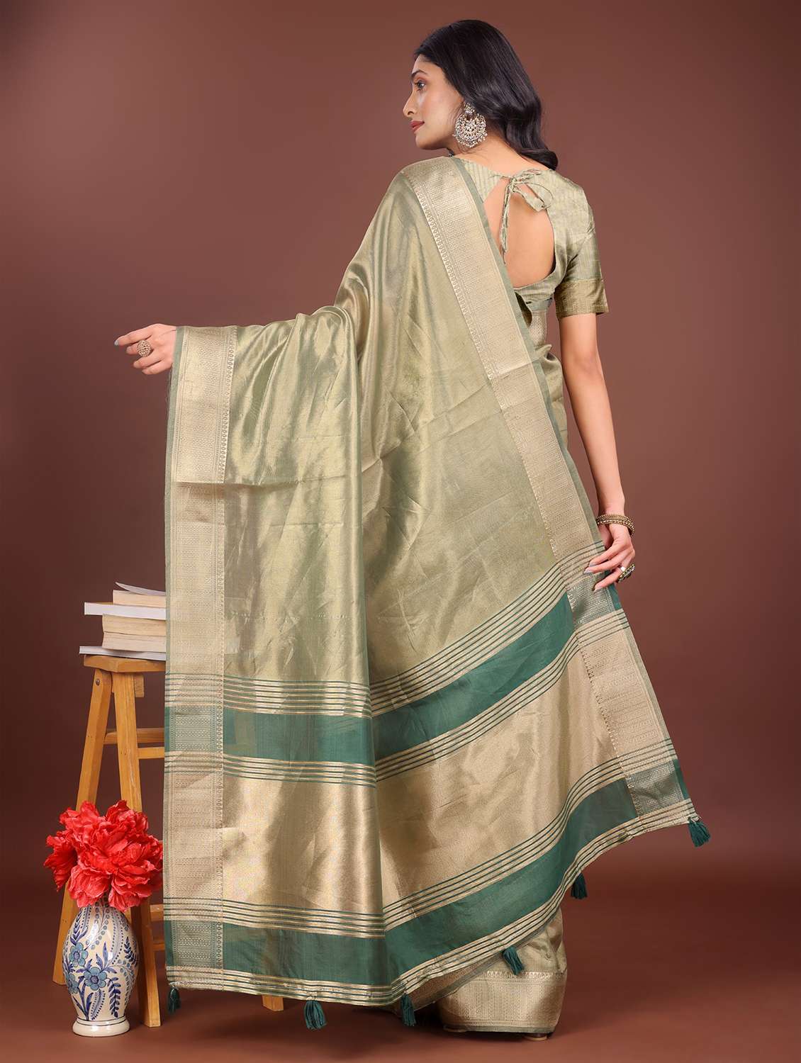 women solid with bordered saree with blouse - 21969866 - Standard Image - 3